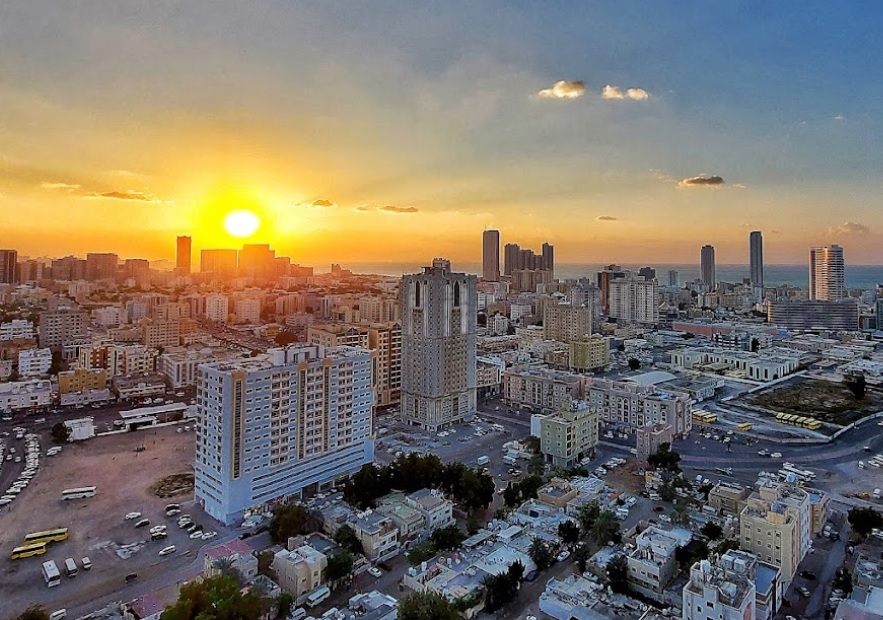 صورة من منطقة البستان تُظهر المباني السكنية الحديثة والشوارع الهادئة مع المساحات الخضراء.