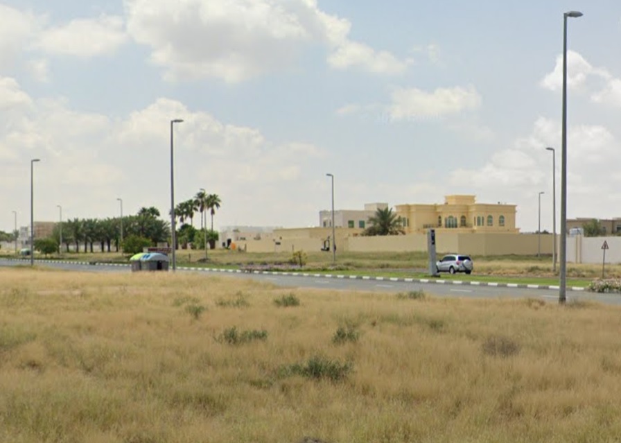 صورة من منطقة الجروف تُظهر المباني السكنية الحديثة والشوارع الواسعة مع لمسات من المساحات الخضراء.