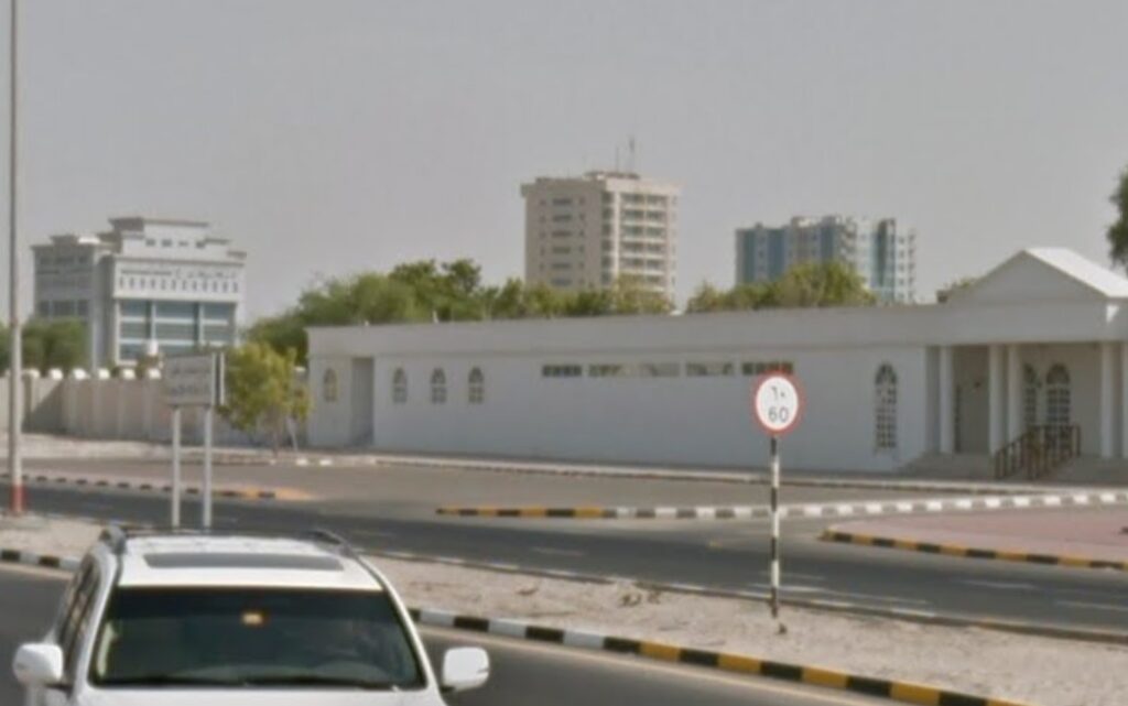 صورة توضح منطقة الرأس بطابعها المميز وموقعها الاستراتيجي على الساحل.