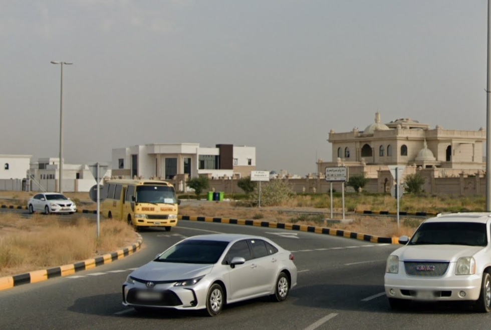 صورة من منطقة الرحمانية تظهر شوارعها الواسعة ومبانيها الحديثة مع المساحات الخضراء المحيطة.