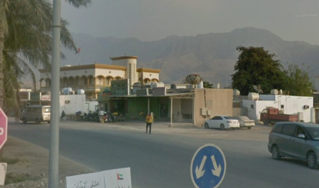 صورة توضح منطقة الرمس بطابعها الساحلي ومساكنها القريبة من البحر.