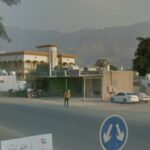 صورة توضح منطقة الرمس بطابعها الساحلي ومساكنها القريبة من البحر.