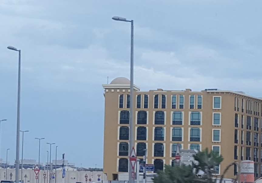 صورة توضح منطقة الروضة بمبانيها السكنية الحديثة وشوارعها المنظمة.