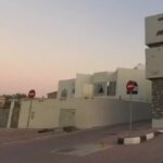 صورة توضح منطقة الظيت بمبانيها السكنية العصرية وشوارعها الواسعة.
