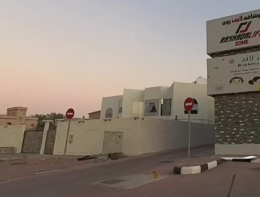 صورة توضح منطقة الظيت بمبانيها السكنية العصرية وشوارعها الواسعة.