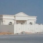 صورة لمنطقة خت تظهر طبيعتها الخضراء وهدوء أحيائها مع لمسة من الطابع التراثي والمعاصر.