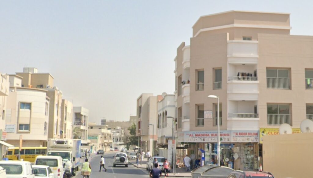 صورة من منطقة ديرة تُظهر الأسواق التقليدية والمباني الحديثة والشوارع الحيوية المزدحمة بالحركة.