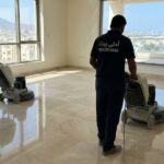 فريق عمل متخصص من شركة جلي رخام في الفجيرة (أحلى بيت) يستخدم ماكينات أقراص الألماس الحديثة لتلميع أرضيات فيلا مطلة على البحر وجعلها لامعة كالمرآة.