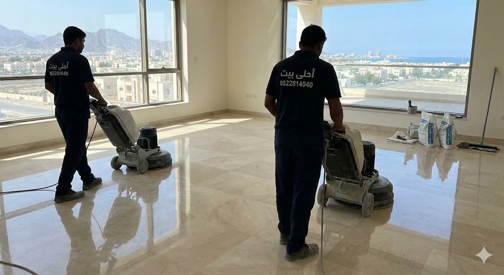 فريق عمل متخصص من شركة جلي رخام في الفجيرة (أحلى بيت) يستخدم ماكينات أقراص الألماس الحديثة لتلميع أرضيات فيلا مطلة على البحر وجعلها لامعة كالمرآة.