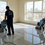 فريق عمل متخصص من شركة جلي رخام في عجمان يستخدم ماكينات أقراص الألماس الحديثة لتلميع أرضيات فيلا واسعة وجعلها لامعة كالمرآة.